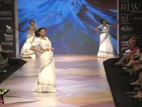 Seductive Sexy Babes In Wjite Saree At IIJW 2011 Third Day