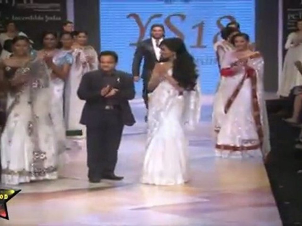 Most Hot & Sexy Sultry Babe Sonam Chouhan Walks...
