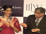 Hot Sonam Kapoor reveals Her Necklace At IIJW Grand FInale 2011