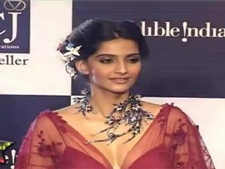 Hot Sonam Kapoor Speaks About Hrithik Roshan  At IIJW Grand FInale 2011