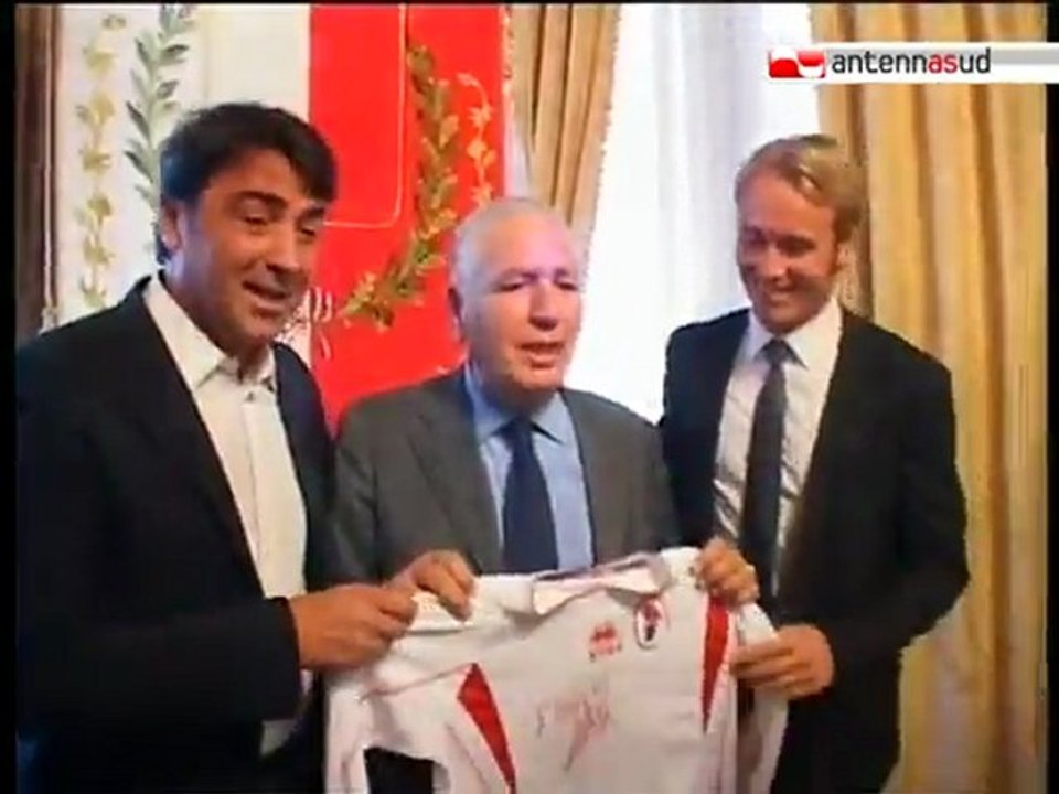 TG 13.09.10 Calcio, al capitano Gillet le chiavi della città di Bari