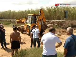 TG 30.07.11 Accessi al mare a Polignano, i Verdi li liberano con una pala meccanica