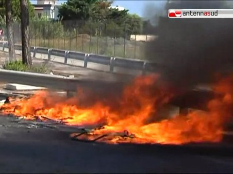 TG 01.08.11 Manifestano i migranti del CARA, sassaiola contro poliziotti e giornalisti - La cronaca