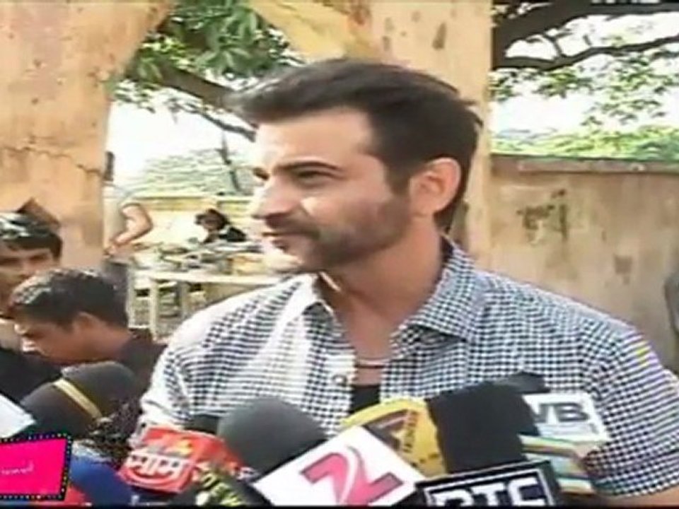 Sanjay Kapoor & Mum Bhai Caste Salutes Anna Hazare