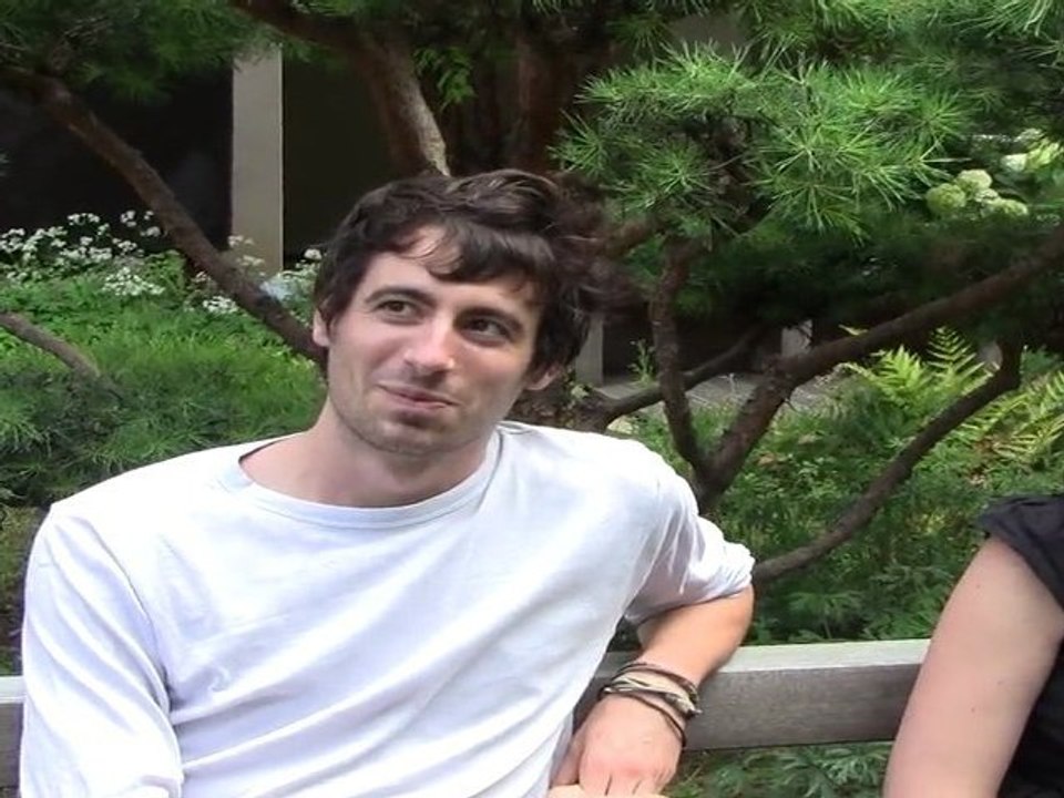 Émilie Durand et Julien Coué, des PEP, présentent plus spécialement les séjours pour les jeunes en situation de handicap