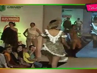 Very Hot Babe Walks On Ramp