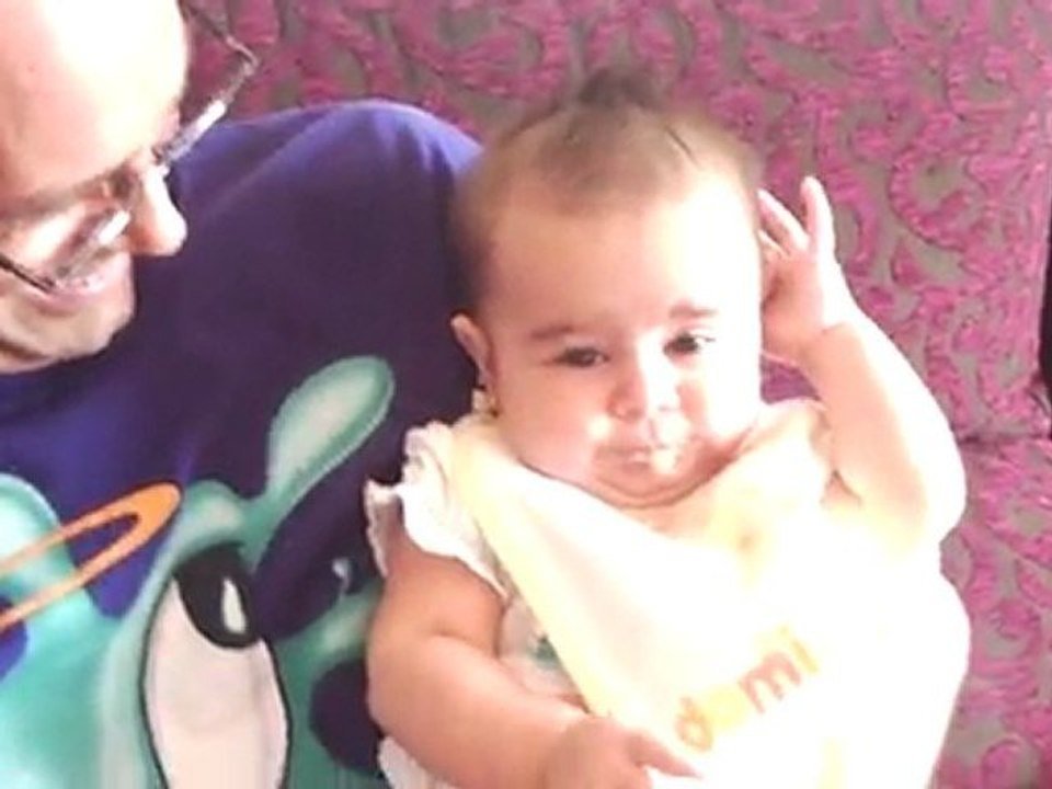 CAMILA PROBANDO SU PRIMER PURE DE FRUTA