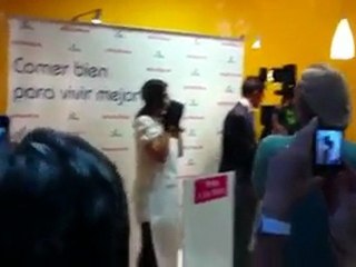 Nuria Fergó rompe un plato a favor de una alimentación saludable, en Barcelona apoyando a "entulinea" y FUNDADEPS