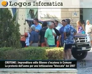 CN24 | CROTONE | Imprenditore edile 80enne s'incatena in Comune