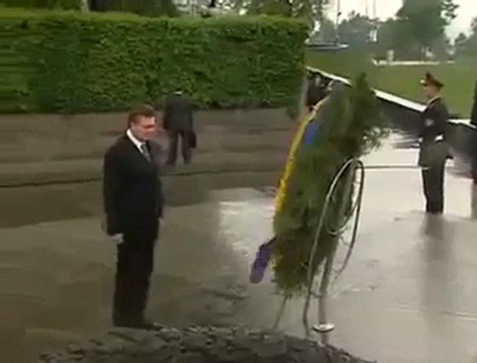 ALLAH'TAN başkasının önünde eğilirsen olacağı bu işte..