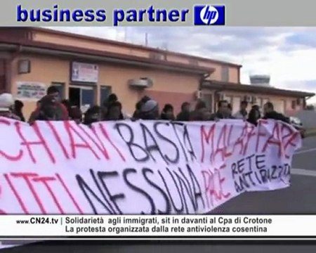 CN24 | Solidarietà agli immigrati, sit in davanti al Cpa di Crotone