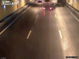 Fahrer verlor die Kontrolle über den LKW in den Tunnel