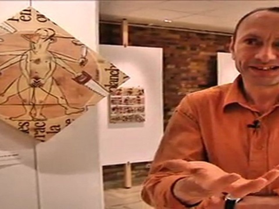 Des BD en 3D sur des planches en bois