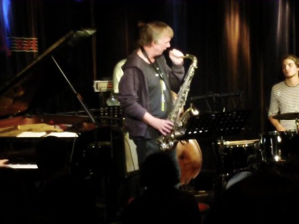 max andrzejewski ( drums ) andreas schmidt ( piano ) jan roder ( bass ) + thomas borgmann (sax ) live at a-trane  berlin