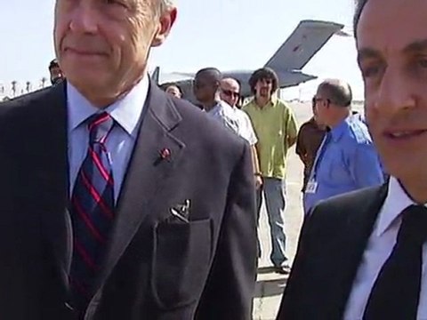 Nicolas Sarkozy et David Cameron en visite éclair en Libye