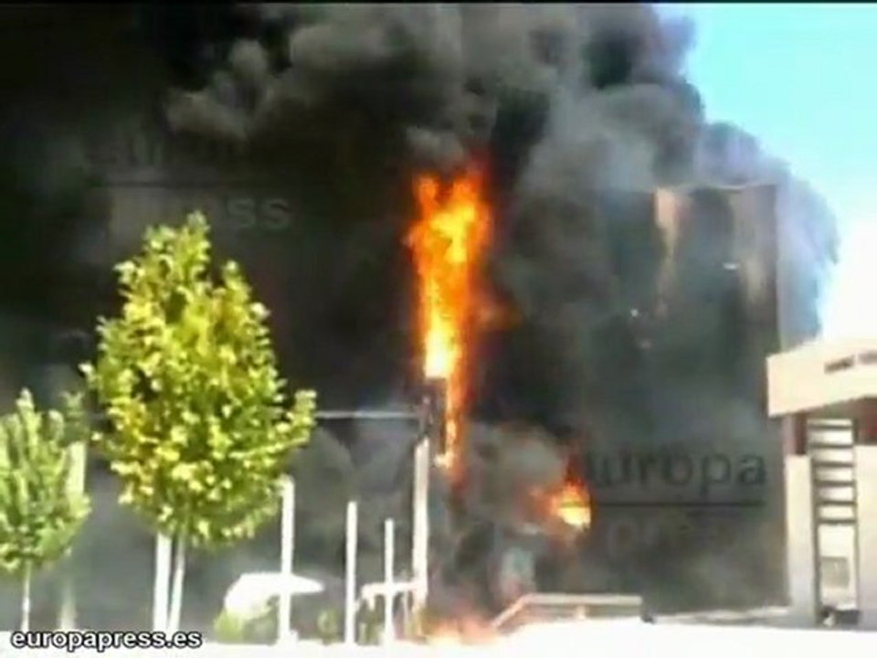Espectacular incendio en un centro comercial de...