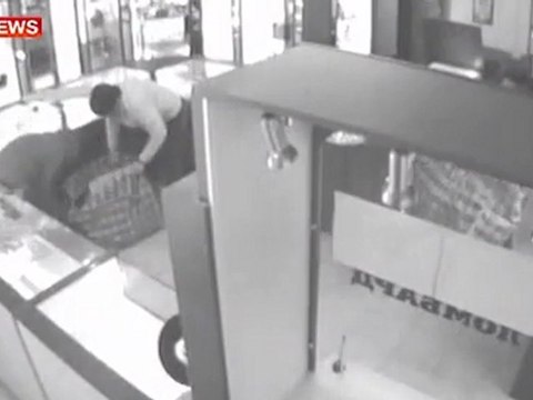 Налетчиков на ювелирный в Питере ищут по видео