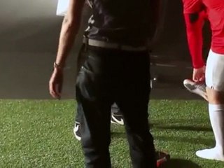 Ο Ρούνι φοράει τα νέα παπούτσια της Nike (πίσω από την κάμερα)