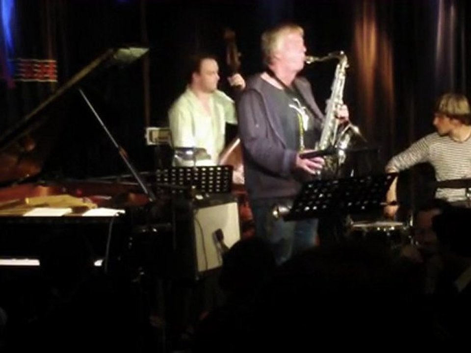 max andrzejewski ( drums ) andreas schmidt ( piano ) jan roder ( bass ) + thomas borgmann (sax ) live at a-trane - berlin september 2011