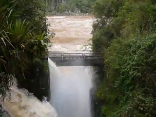 7_ Chutes d'Iguaçu, débit rapide avec fleuve au fond, côté Argentine