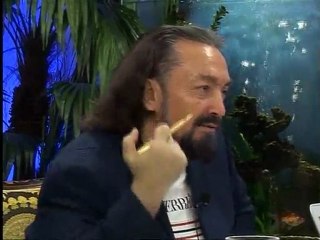 Münafık cedeli çok ister. Gelin tartışalım der. Bilmeyen de gece gündüz tartışır.