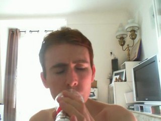 Wiwi égratigne "le mur derrière la grange"