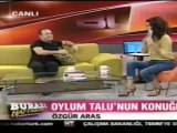 Oylum Talu, Yenişehirlioğlu'nun Kitabını Konuğu Ögür Aras'a HEdiye Etti.