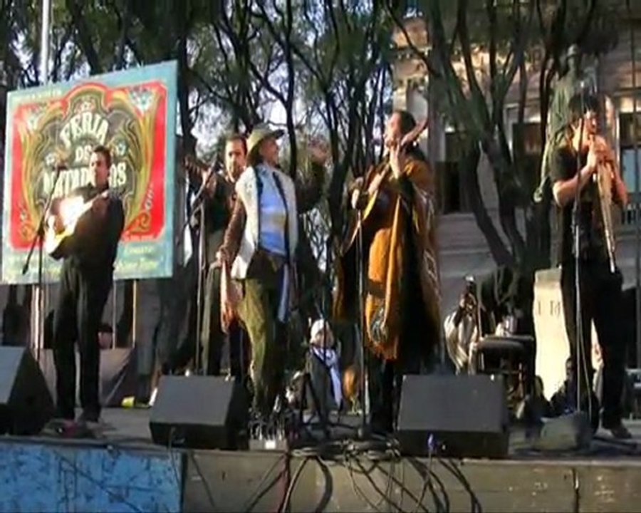 TOMAS RODEADO POR SU PÚBLICO-MEGUSTA JUJUY CUANDO LLUEVE