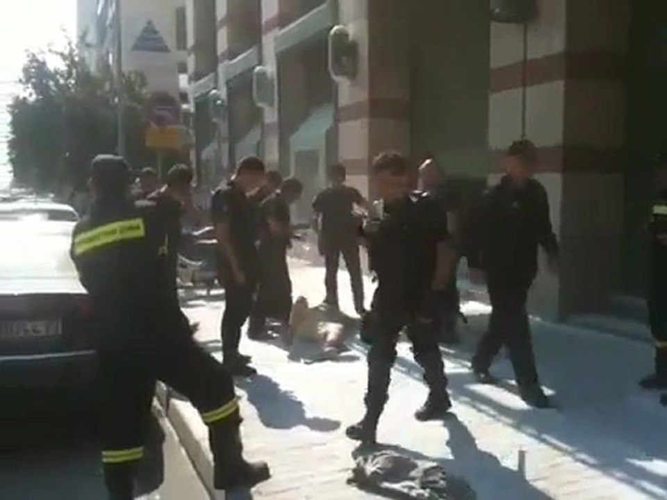 Αυτοπυρπολήθηκε μπροστά από τράπεζα στη Θεσσαλονίκη
