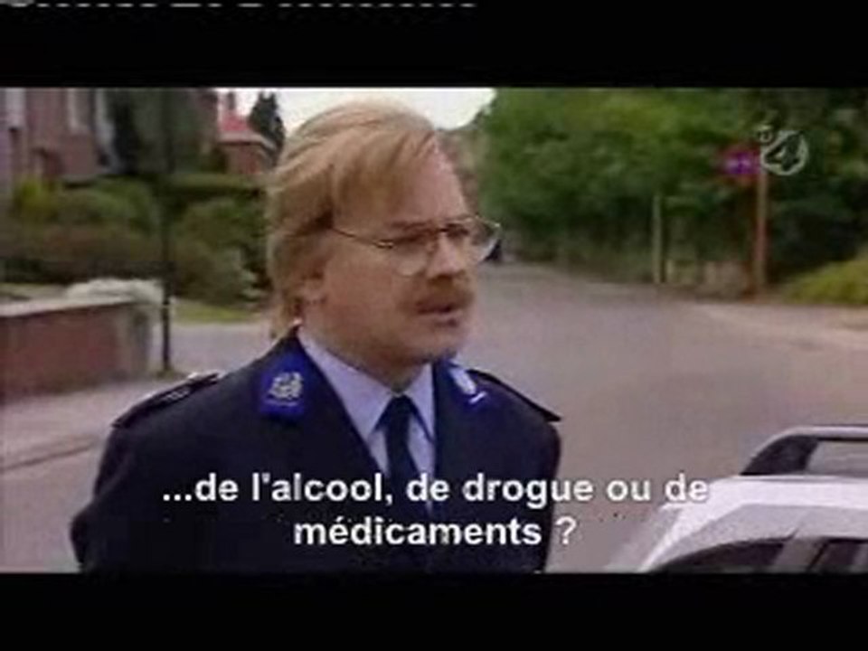 Un Policier Belge Qui Rentre Dans La Voiture De Quelqu'un Et Qui L'arrète