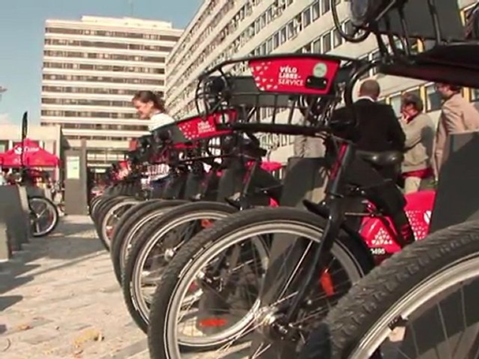 Martine Aubry inaugure le vélo en libre service à Lille