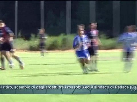 Fc Crotone | Dal ritiro, scambio di gagliardetti tra i rossoblù ed il sindaco di Pedace (Cs)