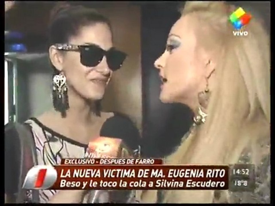 El Beso De María Eugenia Ritó a  Silvina Escudero