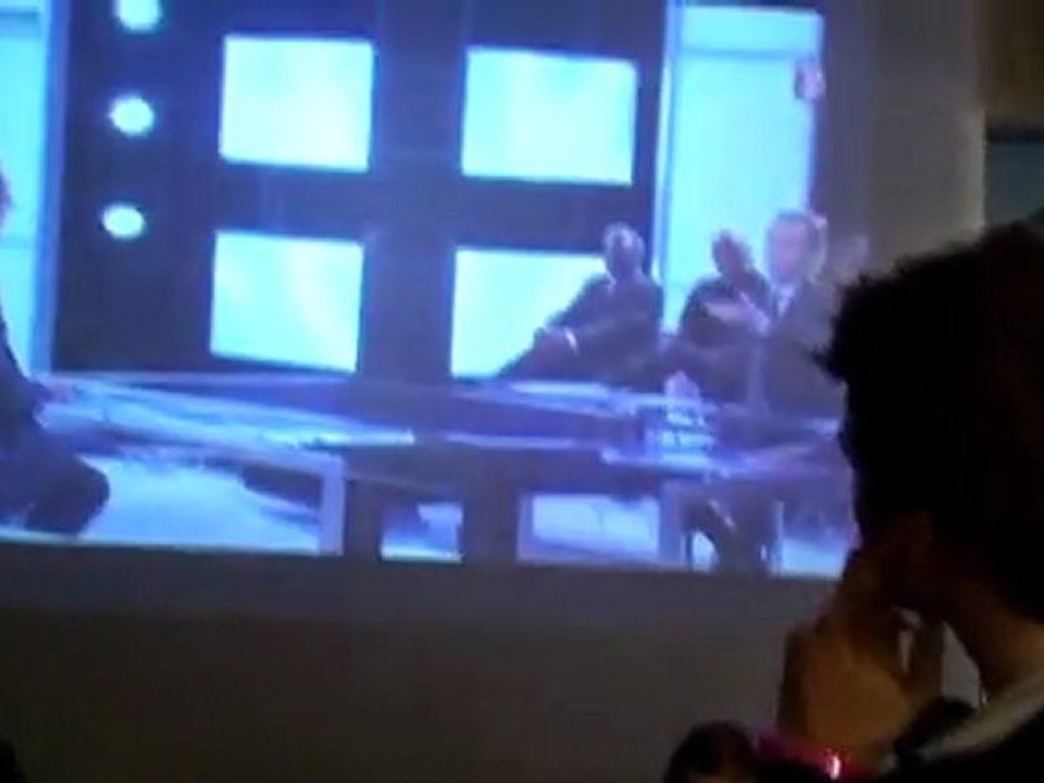 Le premier débat de la primaire socialiste depuis La Cantine (Paris), parmi les militants soutiens de François Hollande