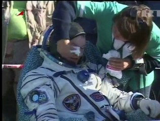 Tải video: Cápsula Soyuz con tres tripulantes vuelve a la Tierra