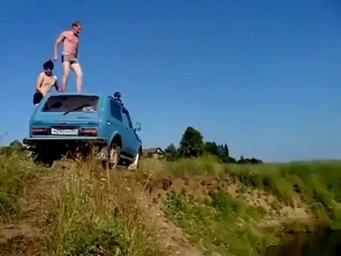 Sprung ins Wasser vom Auto aus - Auto, fail