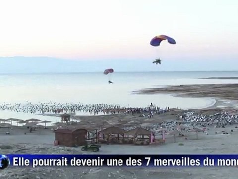 Spencer Tunick photographie une foule nue à la mer Morte