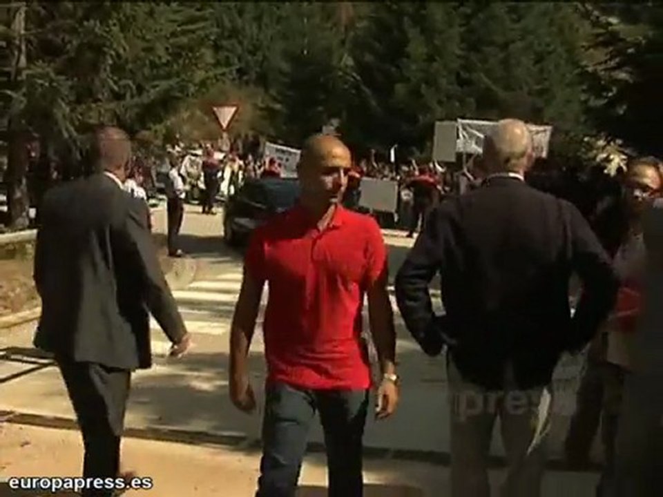 Mas es recibido por un centenar de manifestantes