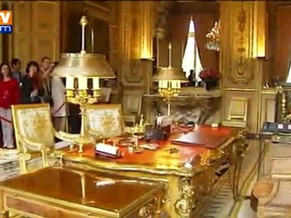 Les Sarkozy accueillent les visiteurs à l’Elysée