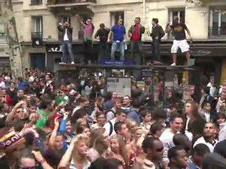 Des dizaines de milliers de jeunes fêtent le Techno Parade