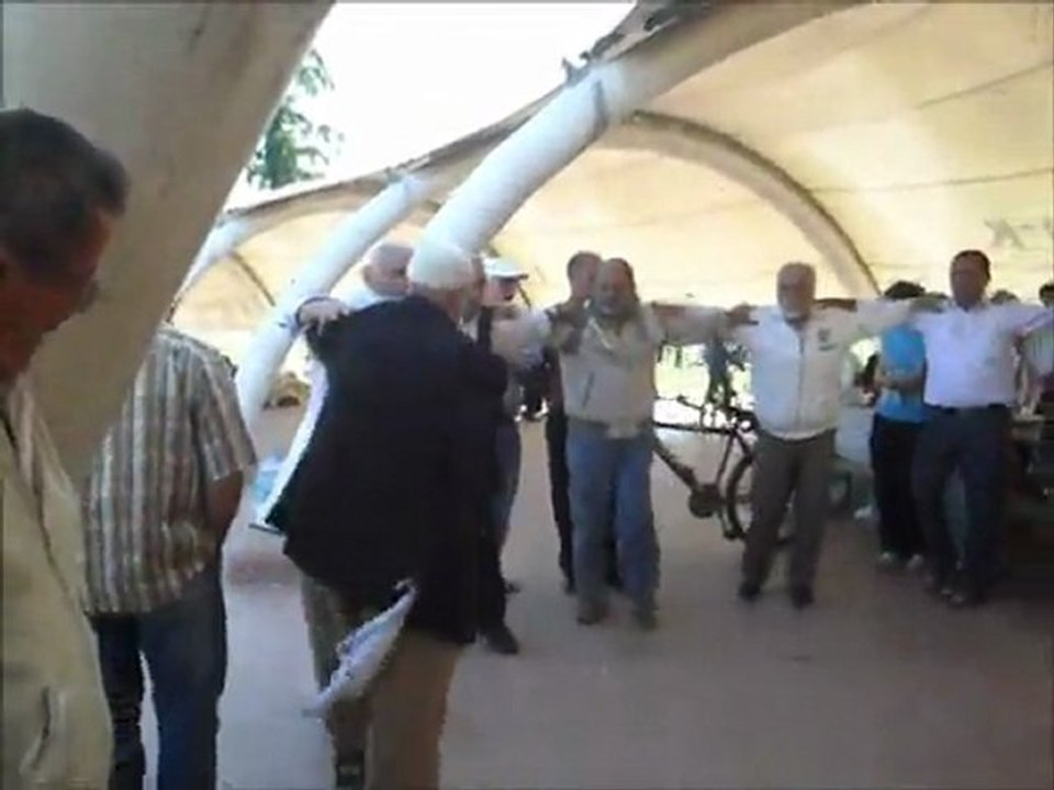 Köyümüzün büyükleri 2011 piknik gezimizde halay çekerken