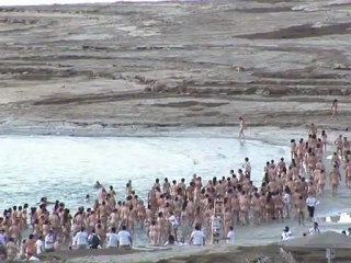 Desnudos en el mar Muerto