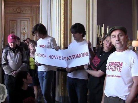 Les anti-corridas investissent le bureau du ministre de la Culture (18.09.2011)