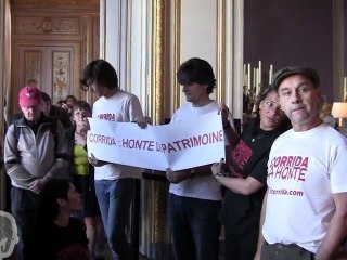 Les anti-corridas investissent le bureau du ministre de la Culture (18.09.2011)