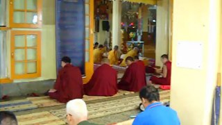 des prières au temple du dalaï-lama (mcleod ganj 2011)