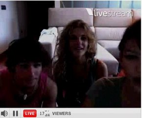 Twitcam de Úrsula Corberó, Alex Hernandez y Sheila Casas (3/8)