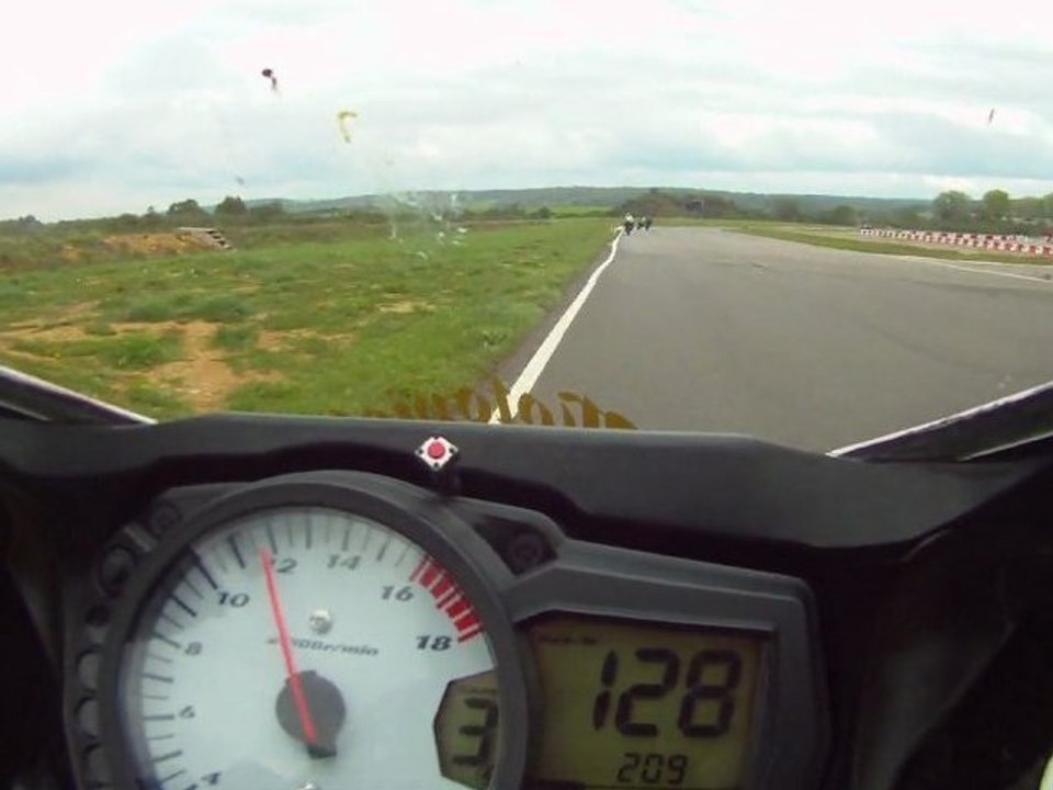 Moi a l'attaque derrière Julian #15 power cup  ZX6r à Partir de 10min40