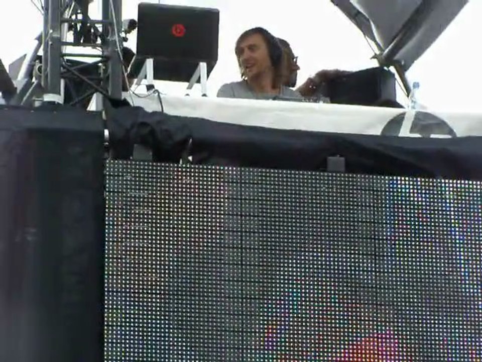 David Guetta @ Techno Parade " Snoop Dogg - Sweat "