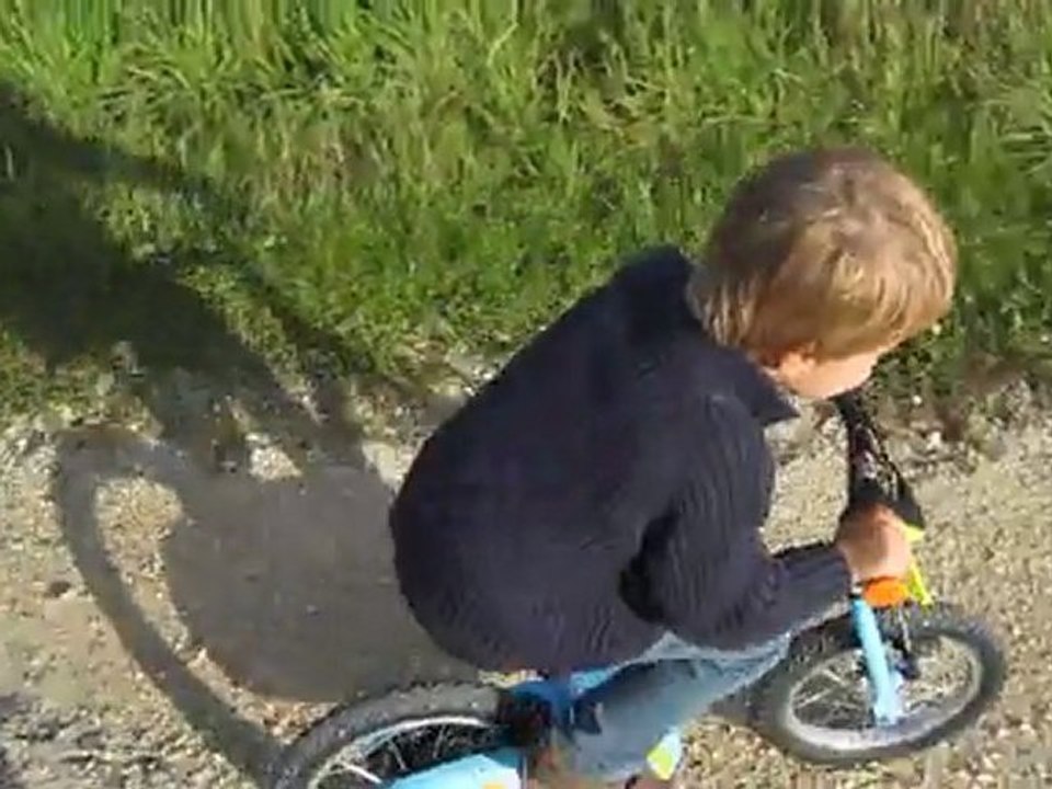 Hugo fait du vélo