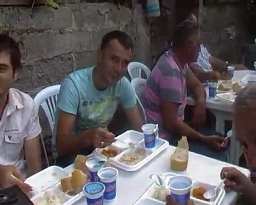 Hasan Ercan Dügün Köyde yemek yiyenler